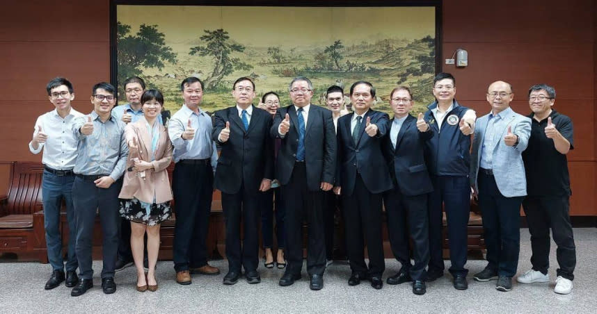 檢察總長邢泰釗前往東部，替宜蘭、花蓮、台東檢警人員加油打氣。（圖／最高檢提供）