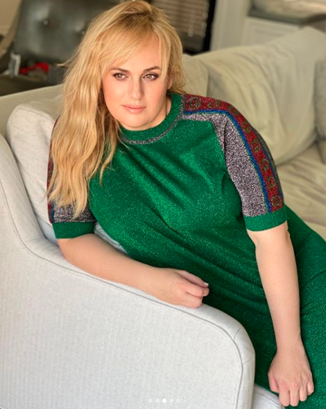 Rebel Wilson zeigt sich verrucht in grünem Gucci-Kleid