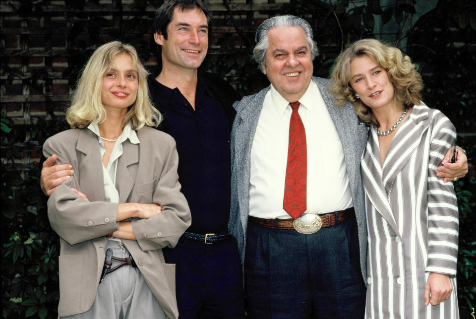 (L-R) Actors Maryam d'Abo, Timothy Dalton, producer Albert 'Cubby' Broccoli and actress Caroline Bliss attend a photocall for the promotion of the James Bond film 'The Living Daylights', directed by John Glen, on June 1987 in London, England.  (Photo by Georges De Keerle/Getty Images)