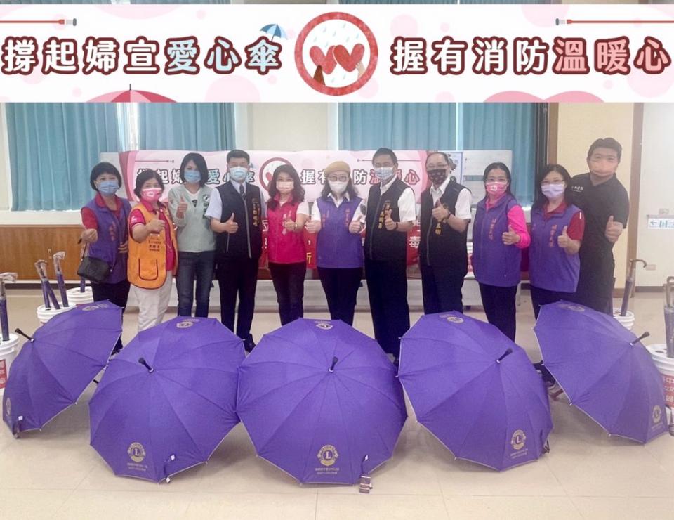 台中市婦女防火宣導大隊及國際獅子會關心台中市民，捐贈愛心傘、愛心傘桶給市府消防局，供有需求的洽公民眾免費借用。（記者陳金龍攝）