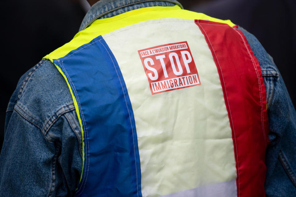 Un manistant anti-immigration photographié à Saint-Brévin le 29 avril.