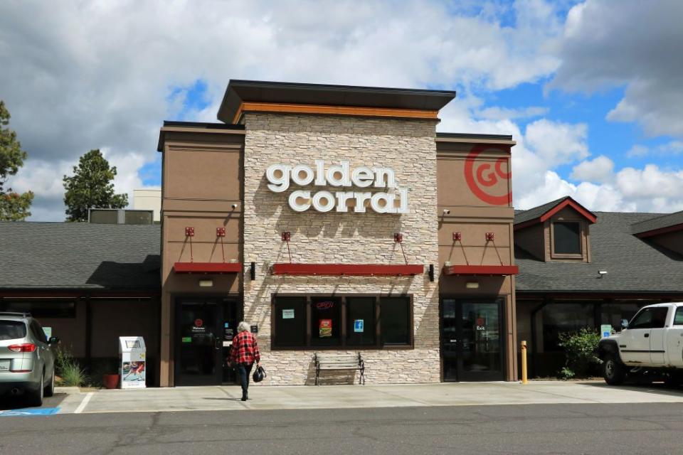 entrance to golden corral restaurant