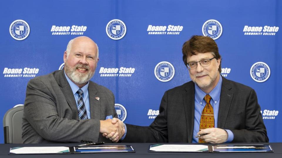 ORNL Director Stephen Streiffer, right, and Roane State Community College President Chris Whaley sign a Memorandum of Understanding to develop a project management and project controls program at RSCC.