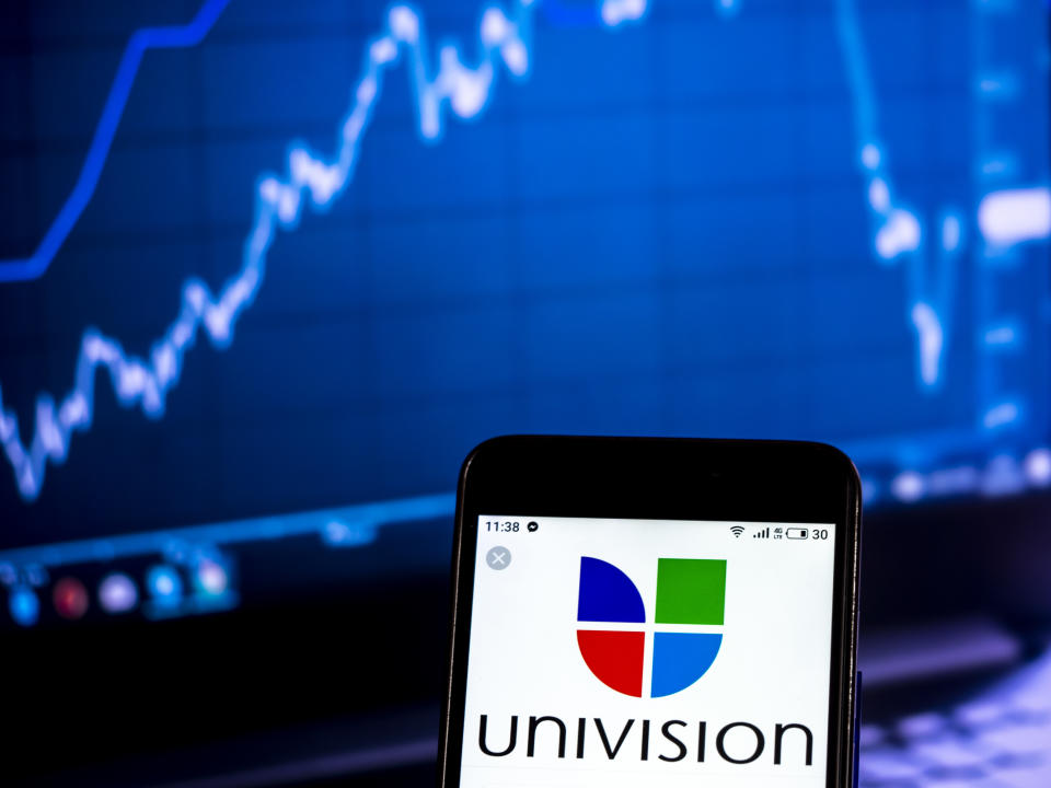 Logo de Univision en el celular (Ilustración por: Igor Golovniov/SOPA Images/LightRocket via Getty Images)