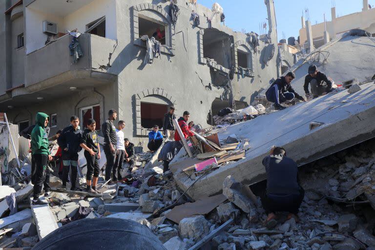 Palestinos inspeccionan los daños tras los ataques israelíes en la ciudad de Al-Maghazi el 11 de diciembre de 2023.