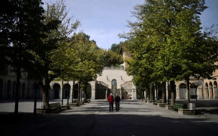 Men walk in the Pasealeku in the Basque town of Guernica, northern Spain, September 21, 2016. REUTERS/Vincent West