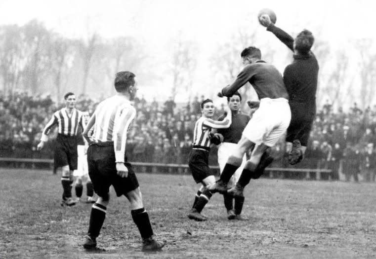 Partido de futbol en la década del 20 en Inglaterra