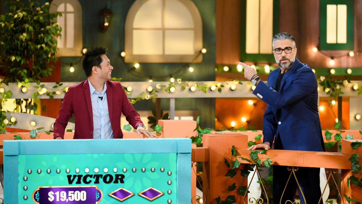  Jaime Camil and a contestant on Loteria Loca. 