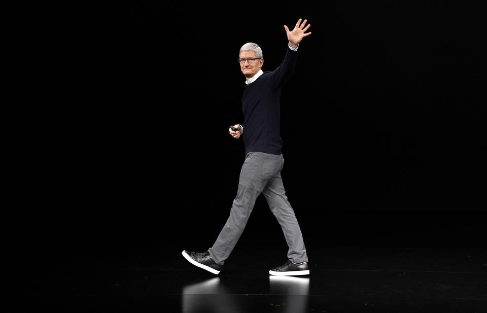 Apple-Chef Tim Cook setzte bei der Keynote in Cupertino auf prominente Unterstützung. (Bild: AP Photo/Tony Avelar)