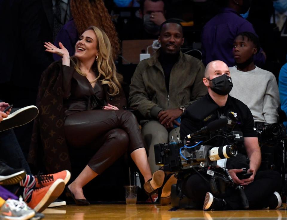 Adele en un juego de la NBA en octubre con su pareja Rich Paul ((Getty Images))