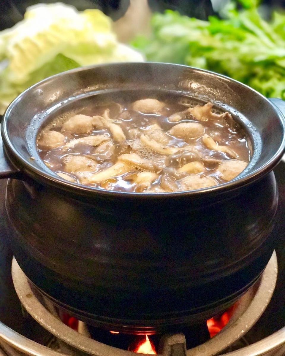 阿和師薑母鴨湯頭使用數十種藥材熬煮而成，精華全在這一鍋！