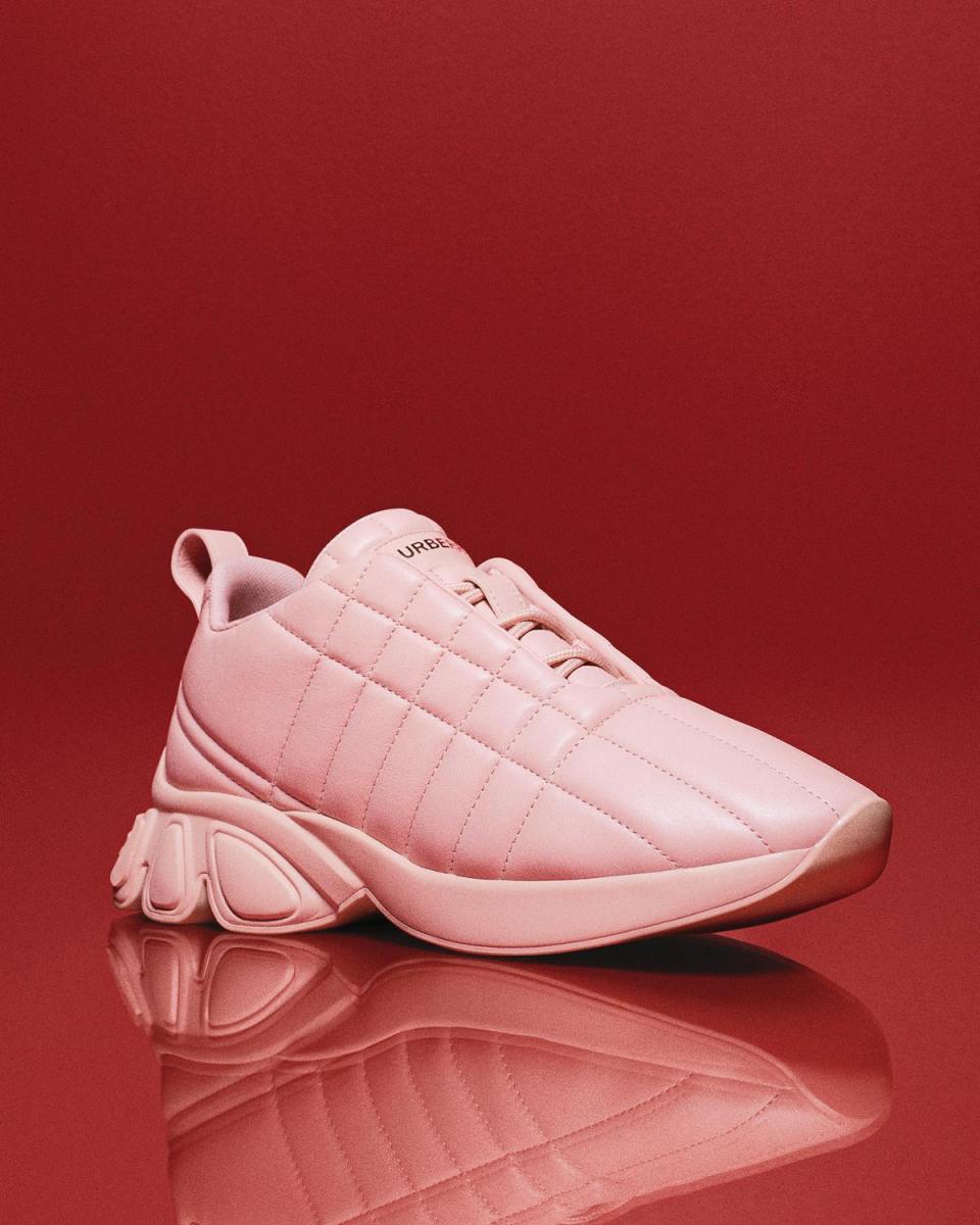 黯淡粉紅色絎縫皮革Classic運動鞋。 NT$30,500（BURBERRY提供） 