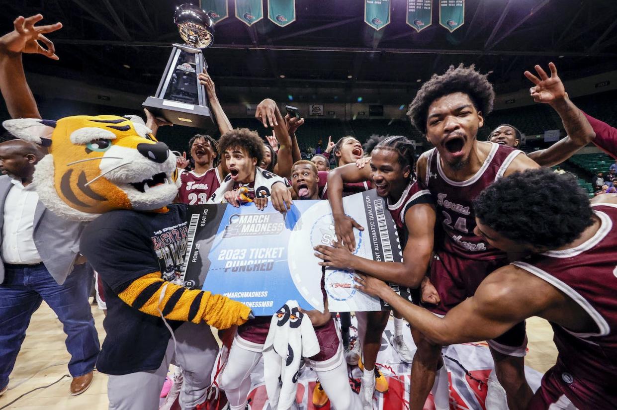 The environmental cost of that ticket is high. <a href="https://newsroom.ap.org/detail/SWACTexasSouthernGramblingBasketball/6c96a2568e5d4b989670515108337c53/photo?Query=march%20madness&mediaType=photo&sortBy=arrivaldatetime:desc&dateRange=Anytime&totalCount=16200&currentItemNo=0" rel="nofollow noopener" target="_blank" data-ylk="slk:AP Photo/Butch Dill;elm:context_link;itc:0;sec:content-canvas" class="link ">AP Photo/Butch Dill</a>