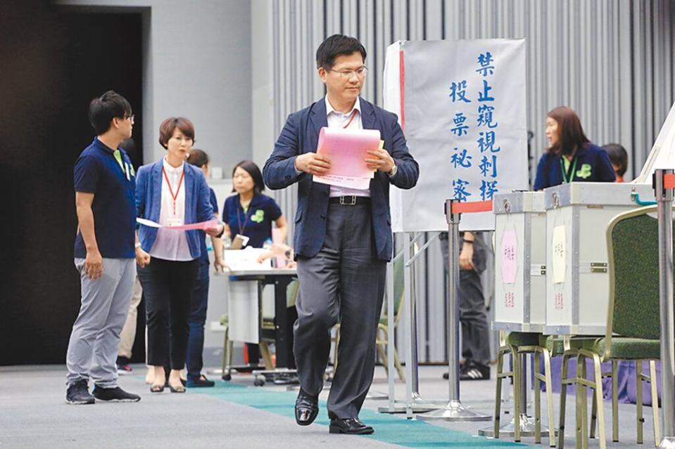 立委陳亭妃（左二）獨自登記參選民進黨中執委。（本報資料照片）