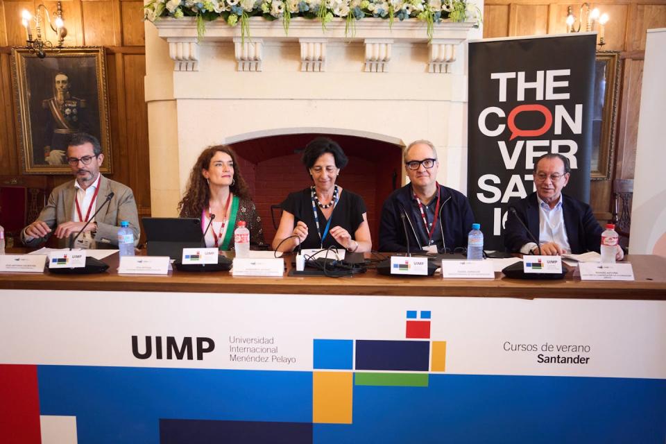 Mesa oficial de inauguración. De izda. a dcha: José Antonio Sacristán, director de la Fundación Lilly; Eva Ortega Paíno, secretaria general de investigación del Ministerio de Ciencia, Innovación y Universidades; Margarita Alfaro, vicerrectora de Relaciones Internacionales y Estudios de Lenguas de la UIMP; Rafael Sarralde, director general de The Conversation España, y Manuel Azcona, director de comunicación de la Fundación Ramón Areces. Juanma Serrano/UIMP