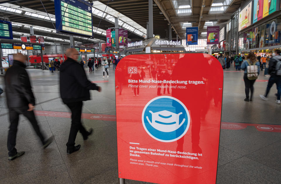 Hinweis auf die Maskenpflicht am Münchner Hauptbahnhof (Bild: Peter Kneffel/dpa)