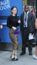 <p>Ein Raubkätzchen auf ihrem Weg zur “Good Morning America“-Show in New York: Rachel Bilson im sexy Leo-Pencil Skirt mit lilanem Koffertäschchen und Plüsch-Heels. (Bild: Getty Images) </p>