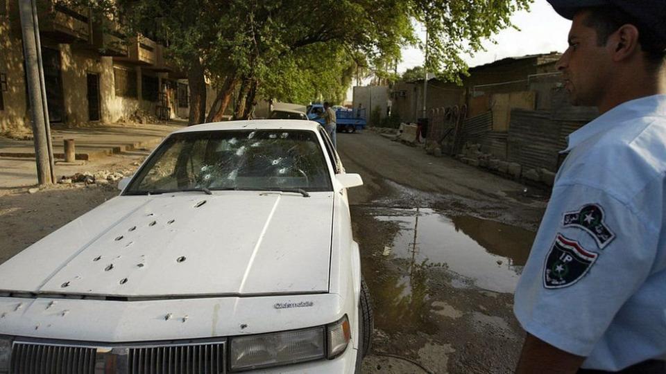 Un auto con agujeros de balas en Bagdad