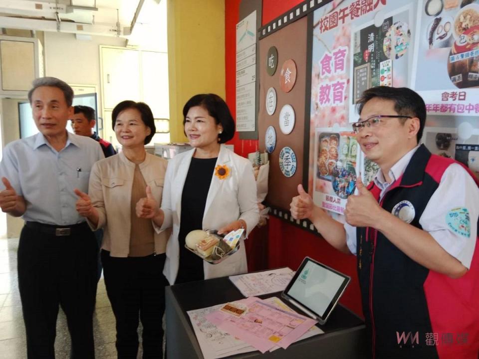 楊營養師表示，2024年5月15日「食物日」，全縣學校午餐將同步供應蔬食餐，以「吃當地，食當季」為菜單設計原則，有助於個人健康和經濟發展，也 符合永續發展目標 SDGs-環境保護、良好健康生活、經濟發展、負責任的消費和 生產四項指標。蔬食菜單由本縣學校營養師共同研發，113年1月23-24日辦理2日共4場午餐作業人員廚藝示範交流活動，並加開112群採購聯盟廚務人員廚 藝示範交流等活動，提升全縣共約335位廚務人員烹調蔬食菜色技巧，讓所學能 實際應用於校園午餐菜色提升。