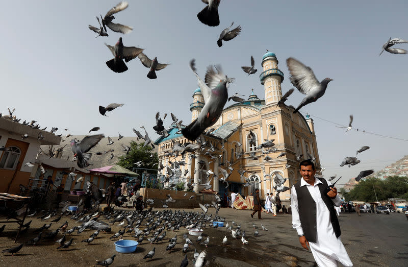 A Kaboul. Le cessez-le-feu annoncé chacun de leur côté par l'armée afghane et les taliban pour la fête de l'Aïd el Fitr, qui a marqué vendredi la fin du mois de ramadan, a donné lieu à des scènes de fraternisation inédites dans l'histoire tourmentée du pays. /Photo prise le 15 juin 2018/REUTERS/Omar Sobhani