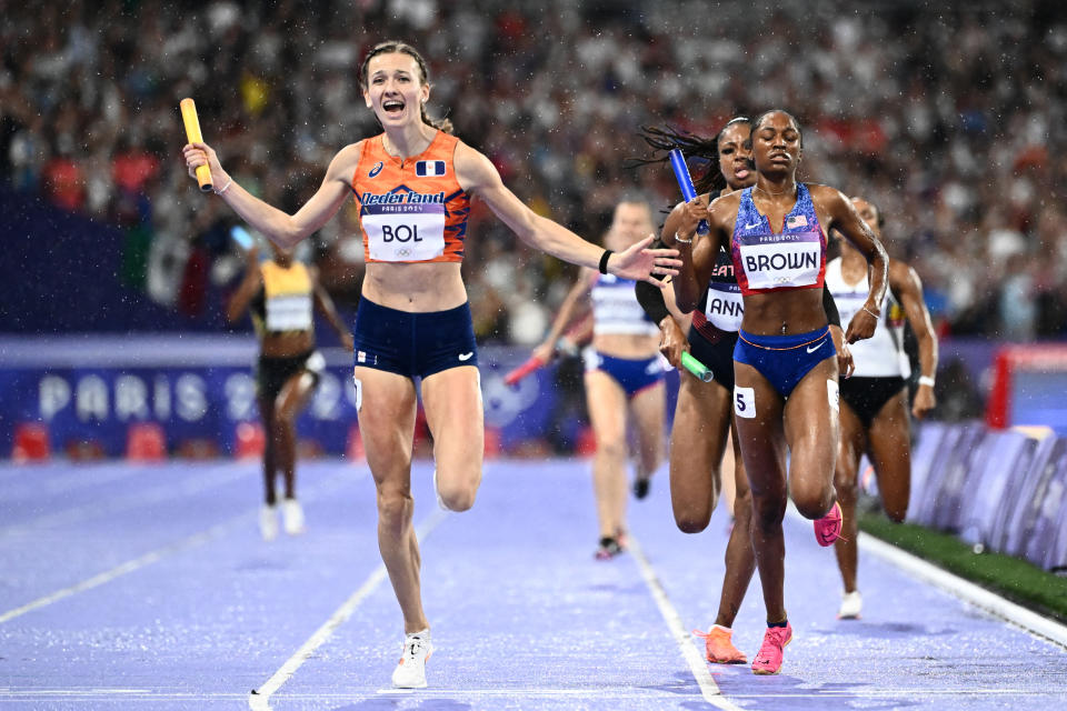 Femke Bol dari Belanda dan Kaylyn Brown dari AS bertanding dalam final estafet campuran 4x400m cabang atletik di Olimpiade Paris 2024 di Stade de France di Saint-Denis, sebelah utara Paris, pada 3 Agustus 2024. (Foto oleh Jewel SAMAD / AFP) (Foto oleh JEWEL SAMAD/AFP via Getty Images)