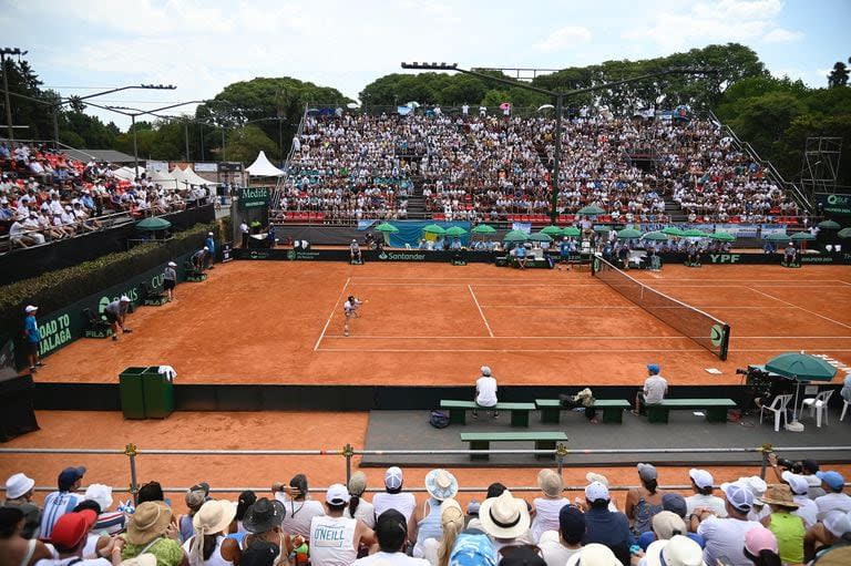 Una escena del partido entre Tomás Etcheverry y Timofey Skatov en el Jockey Club Rosario; hizo muchísimo calor en el estadio y los jugadores lo padecieron.