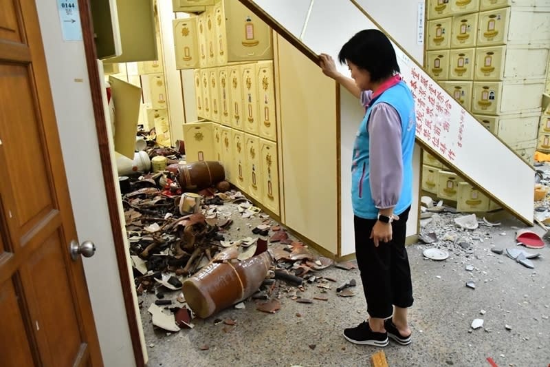 花蓮強震致災，吉安鄉長游淑貞（圖）3日赴慈雲山懷恩堂勘災，發現納骨櫃位災損嚴重，不少先人骨灰甕、骨灰罈摔落地面。（圖／吉安鄉公所提供）