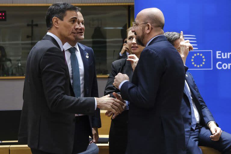 14/12/2023 Saludos entre líderes al inicio de la reunión del Consejo Europeo en Bruselas.  El presidente de Ucrania, Volodimir Zelenski, ha reclamado este jueves a los líderes de la Unión Europea que cumplan su palabra y 