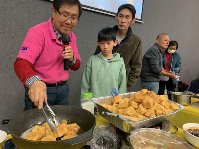 台灣美食教學達人邱啓宜（左一）現場傳授精品版油炸臭豆腐的秘訣。（記者楊青/攝影）