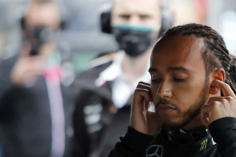 El piloto de Mercedes Lewis Hamilton en los boxes, con parte de su equipo; la comunicación en el final de la carrera fue tensa