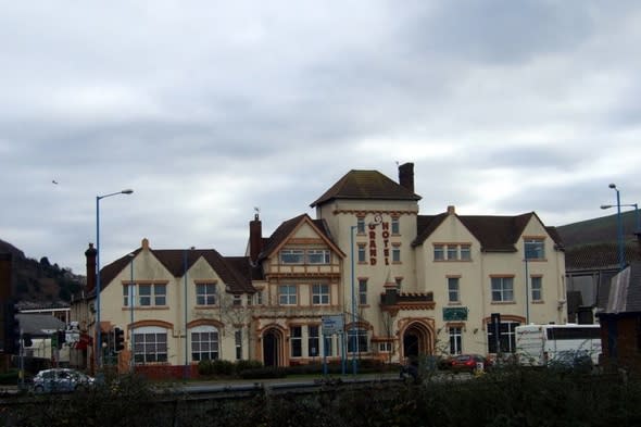 welsh-couple-wedding-ruined-hotel-closure