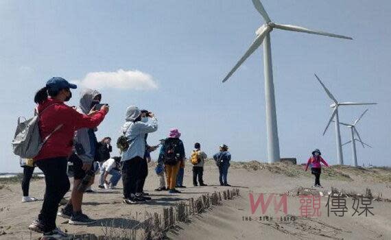 （觀傳媒桃竹苗新聞)【記者曾平/桃園報導】為鼓勵民眾親近海洋，認識桃園海岸豐沛的在地文化，桃園市環保局於4～10月間將舉辦45場次海岸教育遊學課程，並於3月15日起開放報名。主題以桃園海岸生態五大亮點-許厝港濕地、草漯沙丘、觀新藻礁、新屋石滬、牽罟體驗及海濱植物為主軸，並結合在地社區環境資源及豐富海岸生態，透過實體遊程方式推動海洋環境教育，也為保護美麗的海岸而努力。