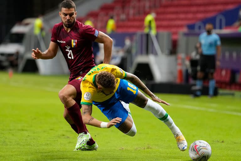 Neymar es derribado por  Alexander González en el partido inaugural de la Copa América 2021 entre Brasil y Venezuela.