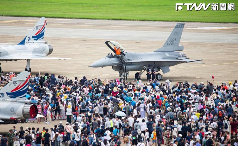 睽違7年的空軍台中清泉崗基地今天再度向國人開放，吸引許多民眾攜家帶眷前往。（圖／蔡英文臉書）