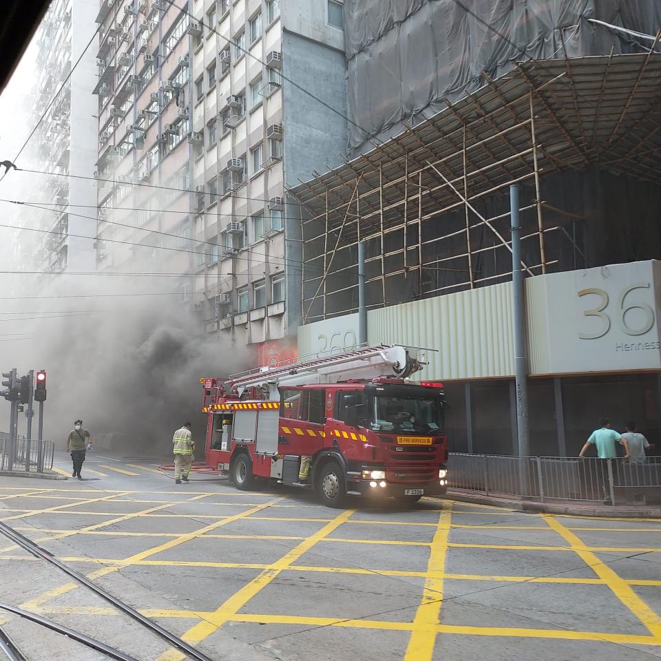 灣仔食肆起火，濃煙瀰漫軒尼詩道2人不適。(陳沛然@FB)