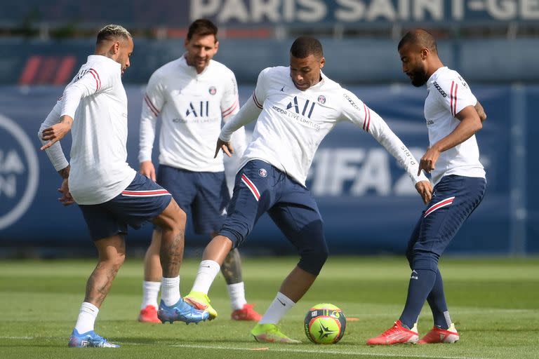 El delantero francés del Paris Saint-Germain Kylian Mbappé  y el delantero argentino del Paris Saint-Germain Lionel Messi participan en una sesión de entrenamiento en el campo de entrenamiento del club de fútbol Camp des Loges Paris Saint-Germain