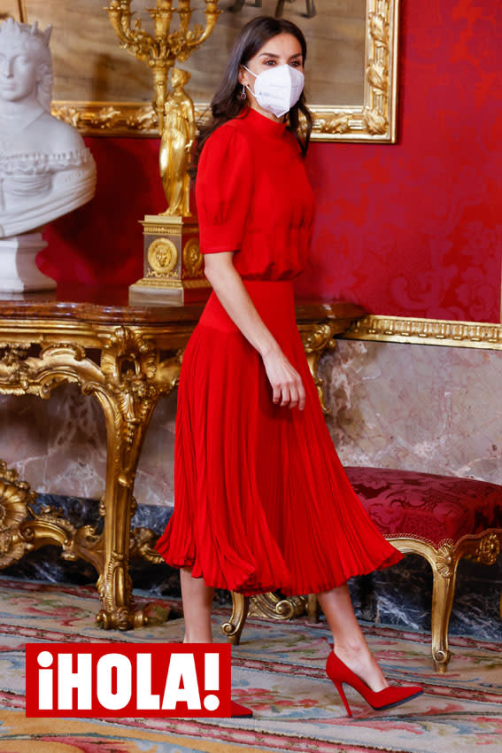 La Reina rescata una vez más el vestido rojo 'efecto fajín' que heredó de  doña Sofía