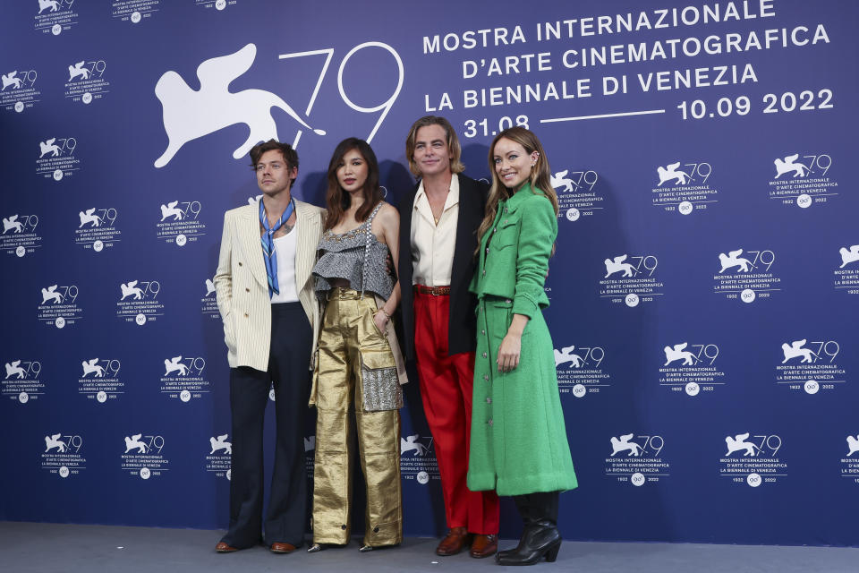 Harry Styles, de izquierda a derecha, Gemma Chan, Chris Pine y la directora Olivia Wilde posan en la sesión de la película "Don't Worry Darling" en la 79a edición del Festival de Cine de Venecia en Venecia, Italia, el 5 de septiembre de 2022. (Foto Joel C Ryan/Invision/AP)