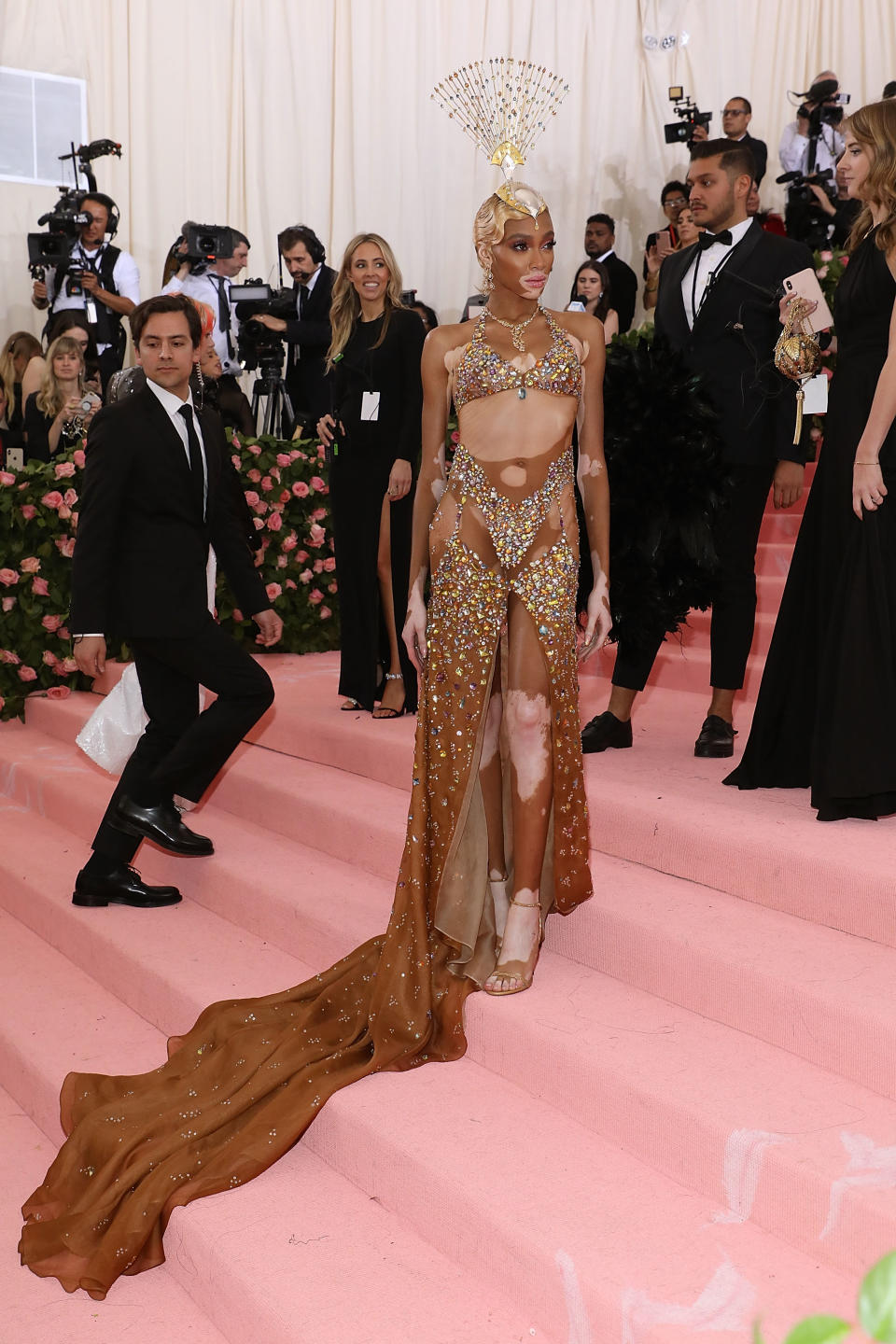 Es fällt uns ein bisschen schwer, für dieses Kleidungsstück von Model Winnie Harlow eine Bezeichnung zu finden. Vielleicht könnte man es als "Cut-out-Dress" bezeichnen, das mehr aus "Cut-outs" als aus Dress besteht? (Bild: Getty Images)