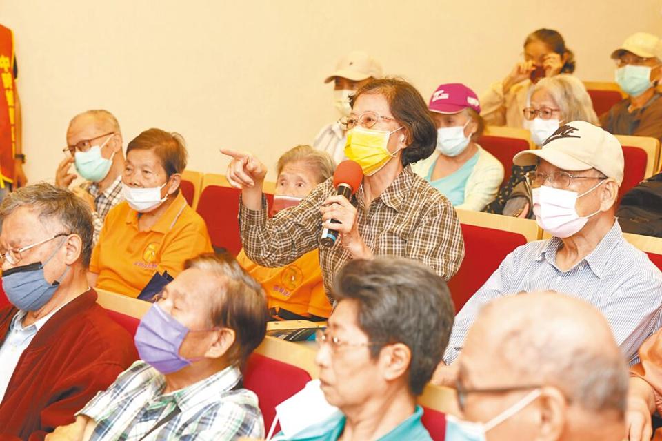 People at the scene asked questions and interacted, and the response was enthusiastic.  (Photo by Du Yishen)