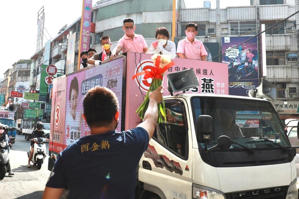 《圖說》支持者拿出一束凍過的大蒜象徵「凍蒜」，預祝盧秀燕當選。