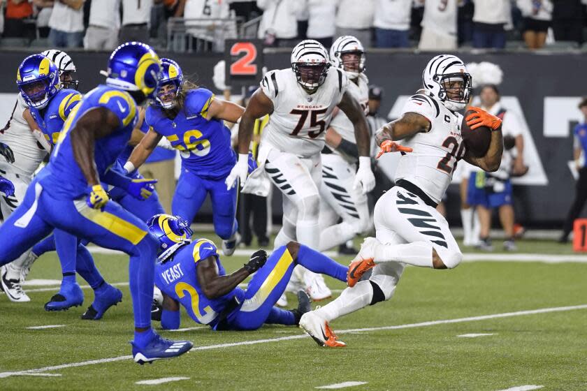 The Bengals' running back Joe Mixon runs 14 yards for the first touchdown of the game against the Rams.