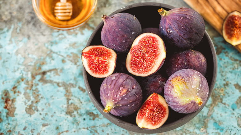 figs in bowl