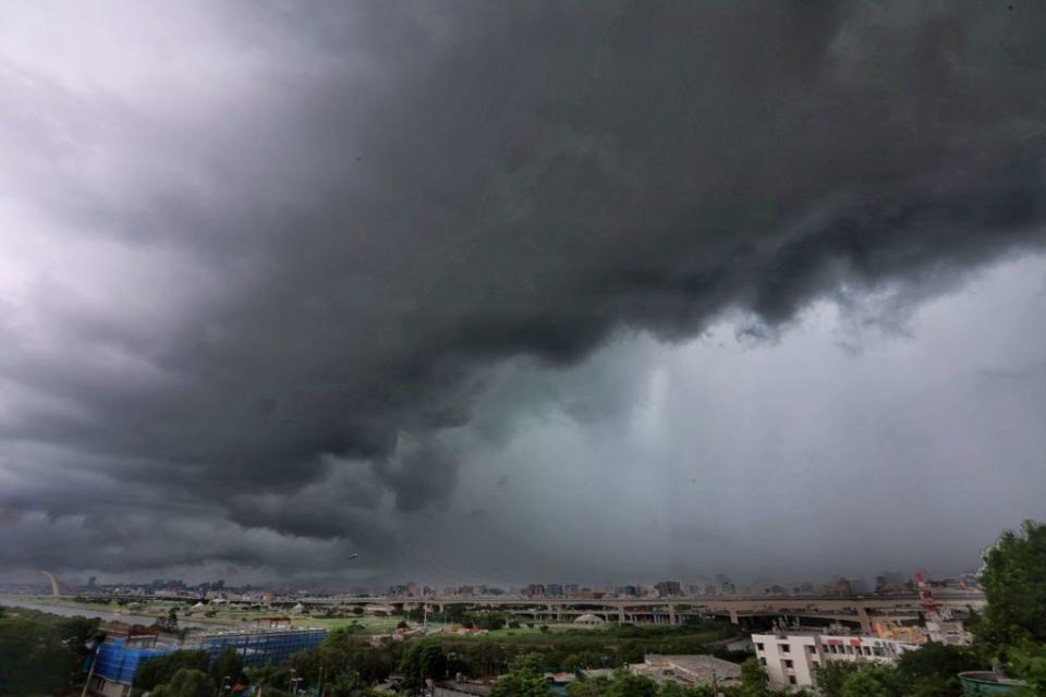 氣象署在18日發布大雨特報指出，對流雲系發展旺盛，巨大雨柱席捲雙北。（杜宜諳攝）