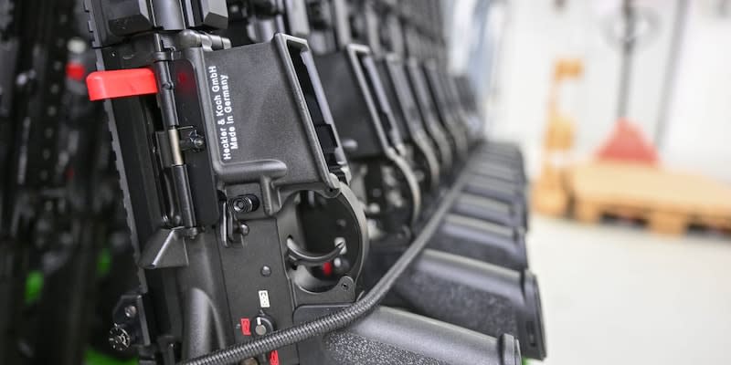 In der Produktionshalle des Waffenherstellers Heckler & Koch stehen Sturmgewehre.<span class="copyright">Bernd Weißbrod/dpa/Symbolbild</span>