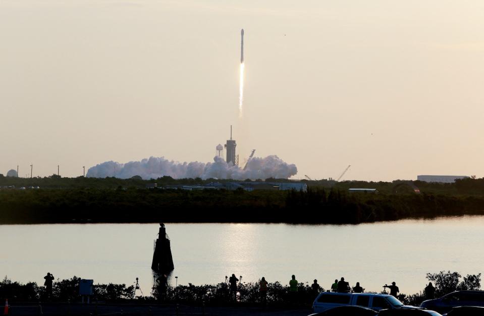 SpaceX獵鷹9號火箭2022年5月18日載運53枚星鏈網路衛星發射升空。路透社