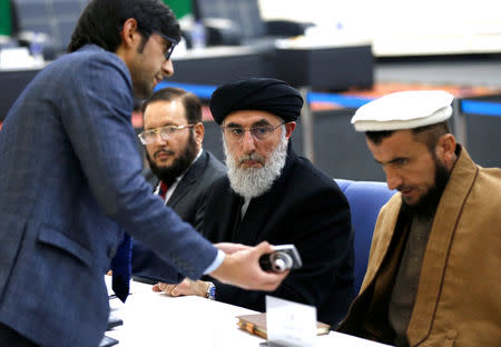 Former Afghan warlord Gulbuddin Hekmatyar (C) arrives to register as a candidate for the presidential election at Afghanistan's Independent Election Commission (IEC) in Kabul, Afghanistan January 19, 2019.REUTERS/Mohammad Ismail