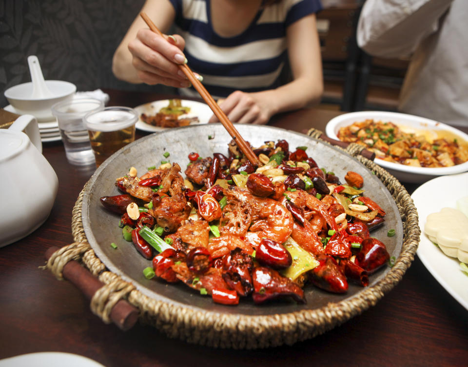 濕熱體質的原因通常是因為喜愛辛辣、油膩、重口味食物（圖片來源：Getty Image）