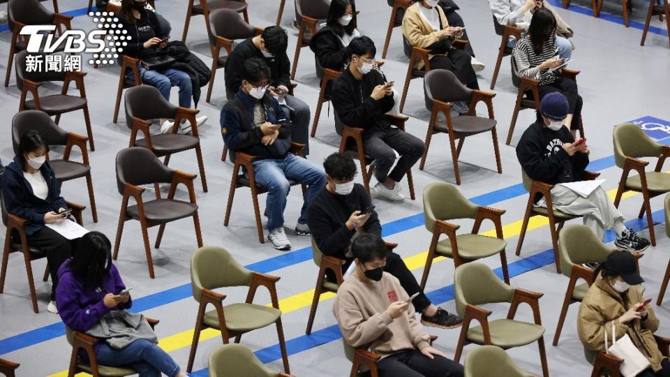 南韓青少年族群等待接種新冠疫苗。（示意圖／達志影像路透社）
