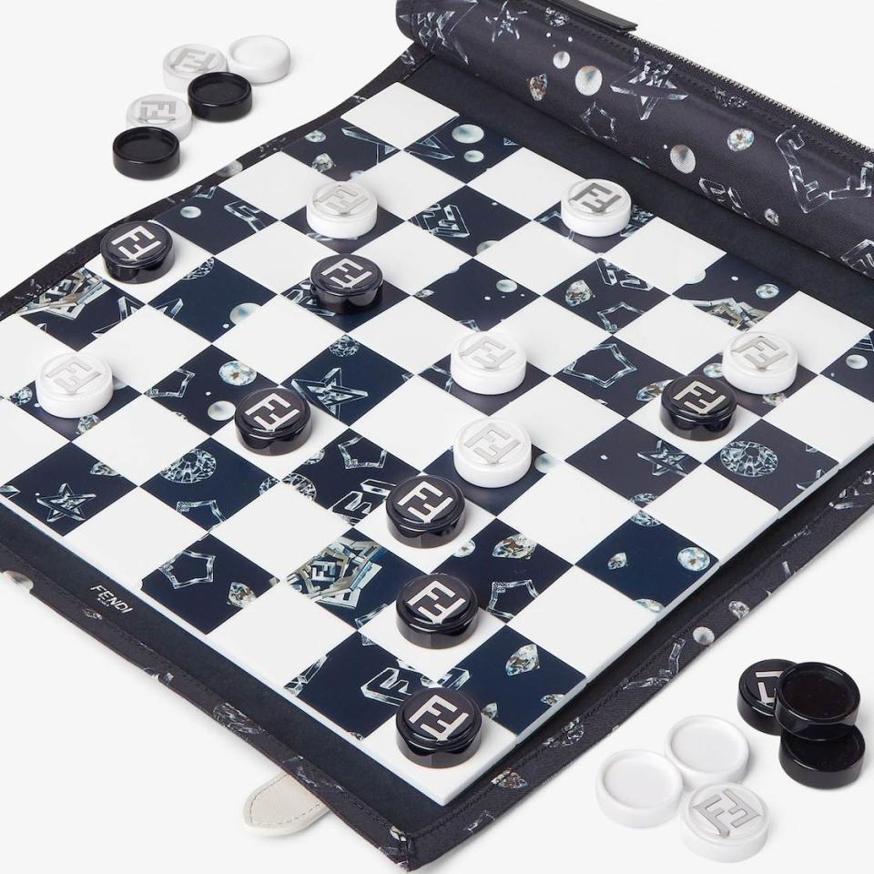 FENDI便攜式西洋跳棋盤，NT$73,400圖片來源：FENDI官網